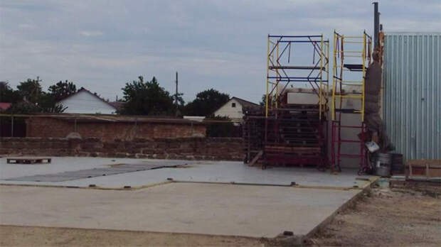 Occupants in Crimea demolished a service station that refused to service a Russian military vehicle