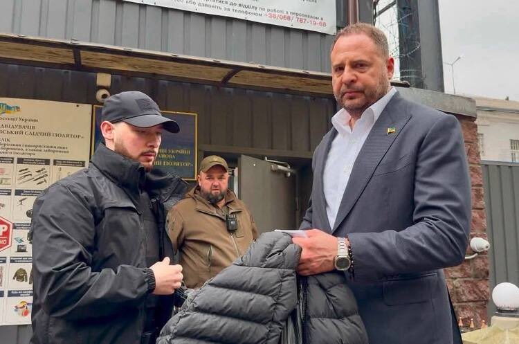 From Dynastic Interiors to Pretrial Detention: Who Is Really Behind Yermak’s Rescue?