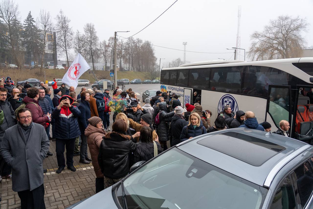 Belarusians welcomed released political prisoners in Vilnius, thanking international support.