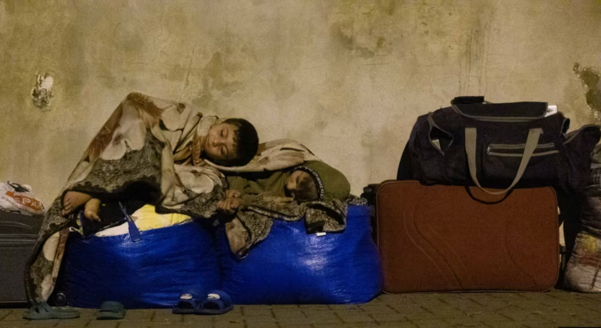 Hungary Evicts Over 100 Ukrainian Refugees