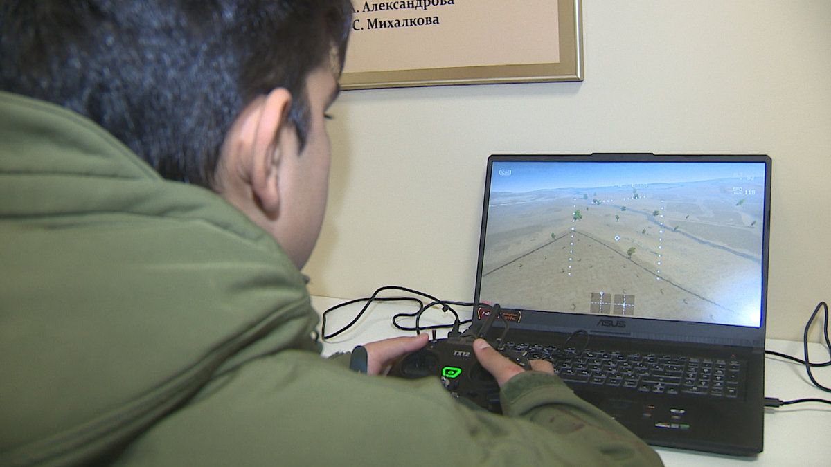Russie forme de force des adolescents à la guerre de drones