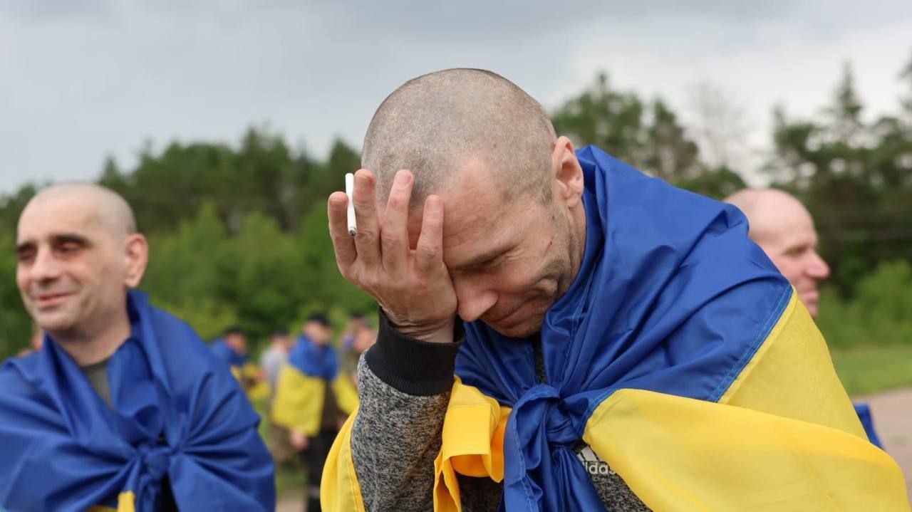 Ukrainian defenders return from Russian captivity