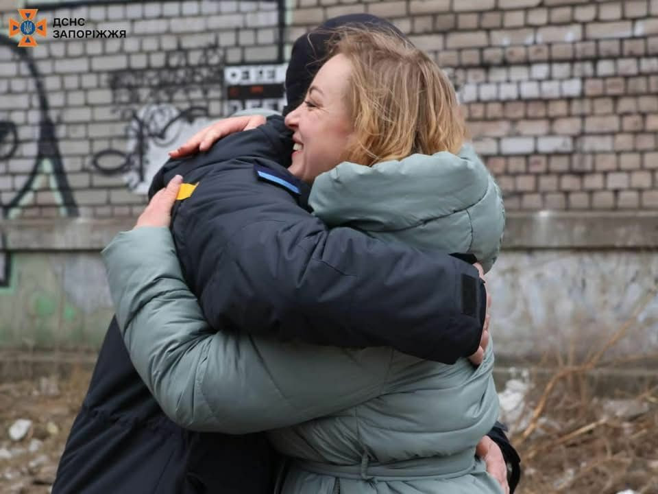 Surviving 7 Hours Under Debris in Zaporizhzhia, Grateful to Rescuer