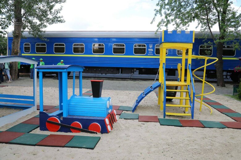Residents of Irpin live in a rail-car town by Ukrzaliznytsia