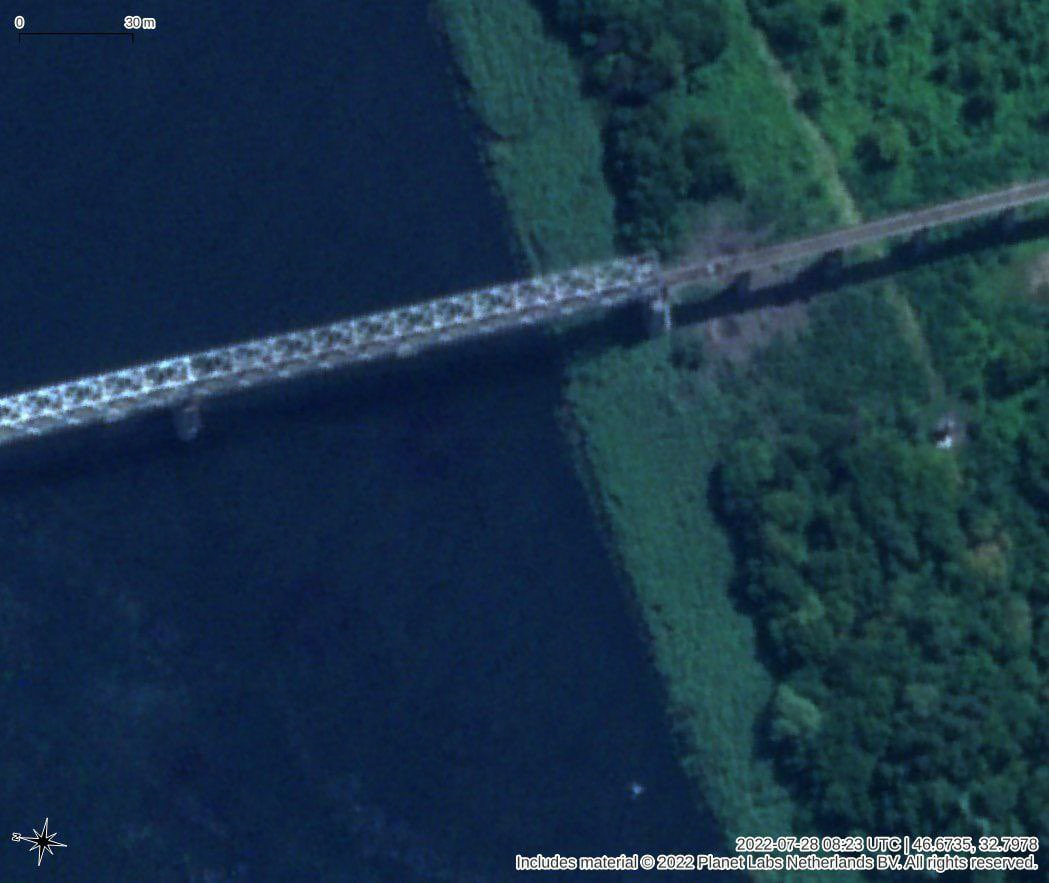 Photos of damage to Antonovsky rail bridge near Kherson
