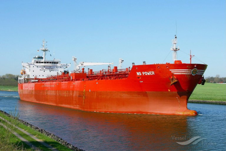 Sanctioned tanker ‘Hyperion’ changes flag to Russian off Venezuela to evade US detention.