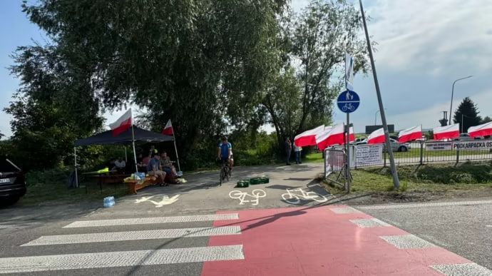 Polish protesters end 2.5-hour blockade of Ukrainian trucks at Medyka-Shehyni