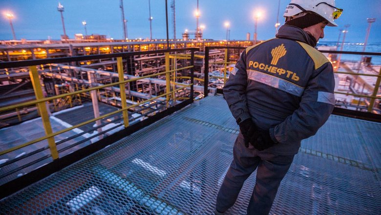 EU imposes embargo on Russian oil