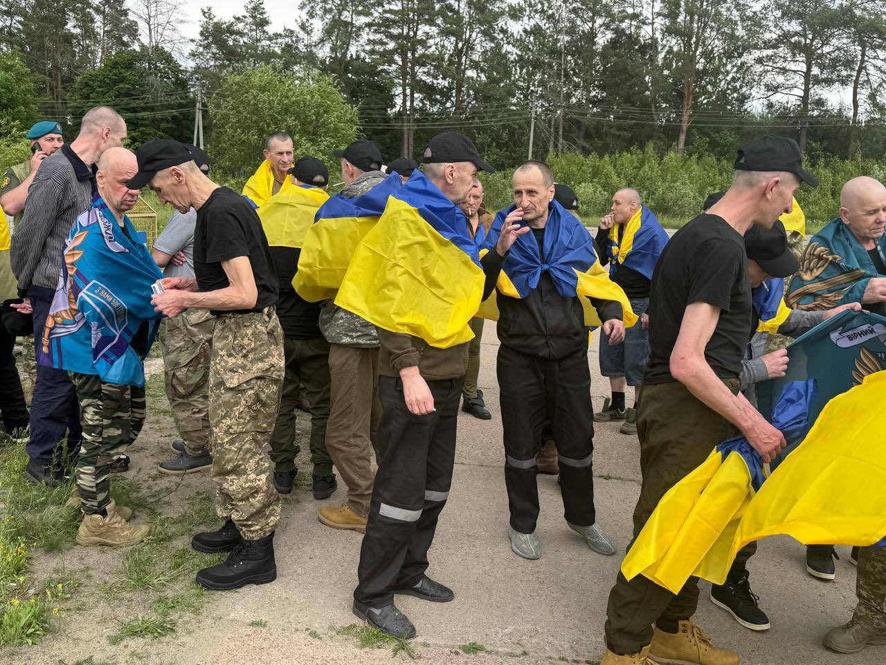 Another group of Ukrainian POWs returns from Russian captivity