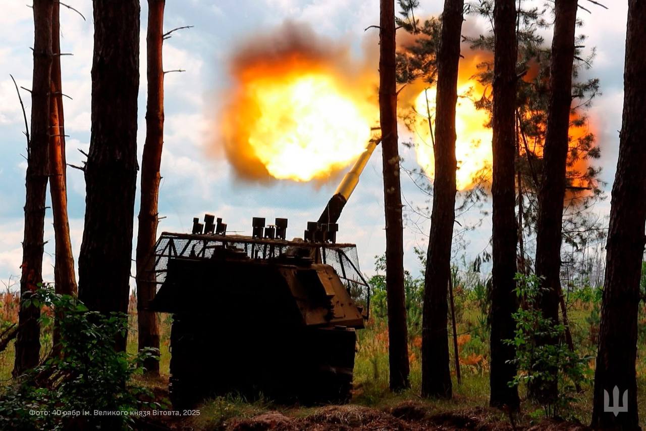 PzH 2000 in service destroys the invader, thanks Germans