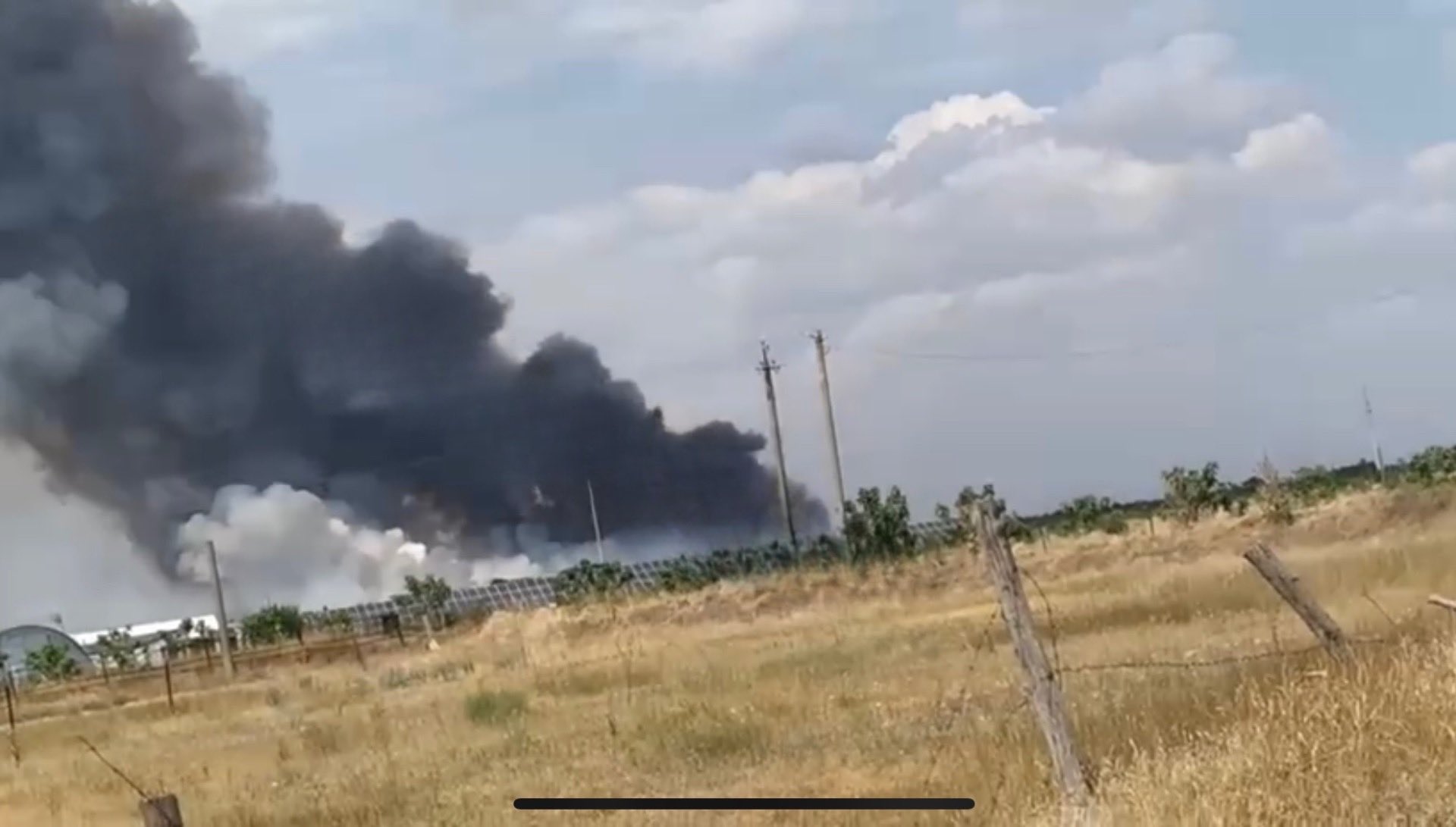 Huge fire after artillery/rocket attack in Kherson