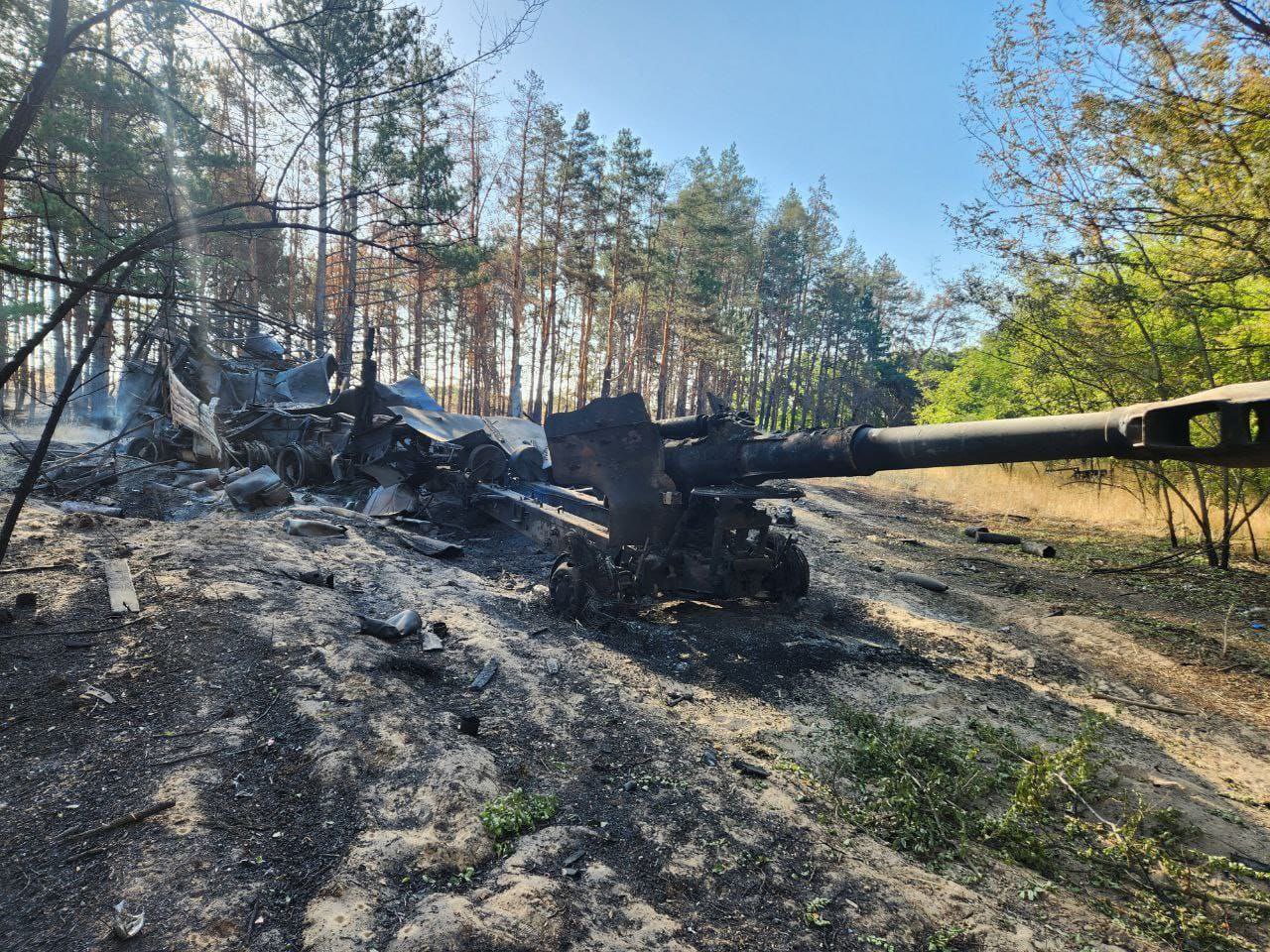 Russian 2A65 Msta-B howitzer destroyed in Kherson