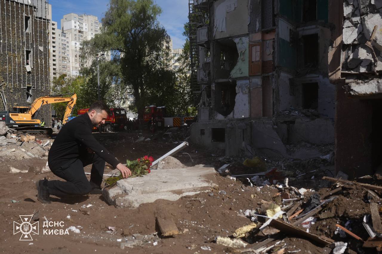 Kyiv: Zelenskyy visits site of destroyed building