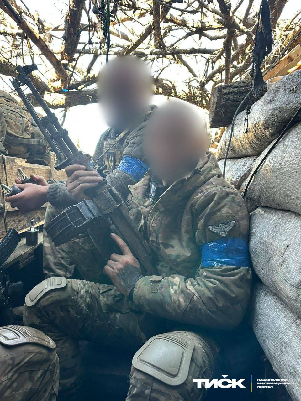 Ukrainian soldiers with trophy RPD from M-13 group