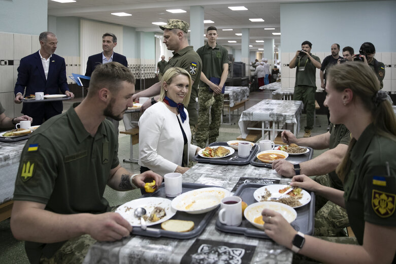 Ambassador Brink meets Ukrainian soldiers on US Independence Day