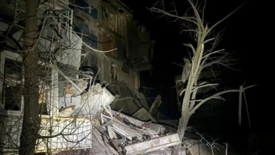 Russian shelling in Stepnohirsk kills man, destroys five-story building