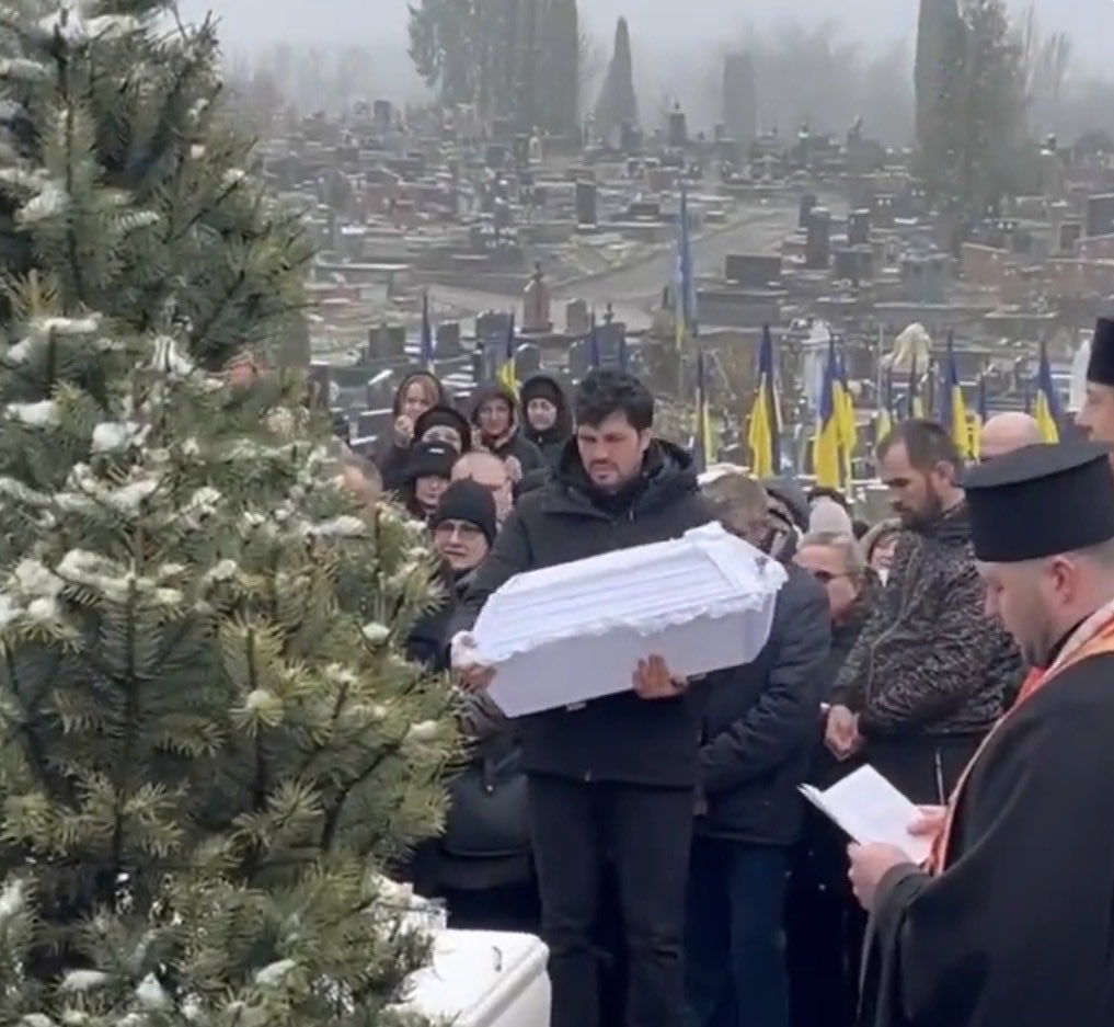 Father buries family after Russian strike