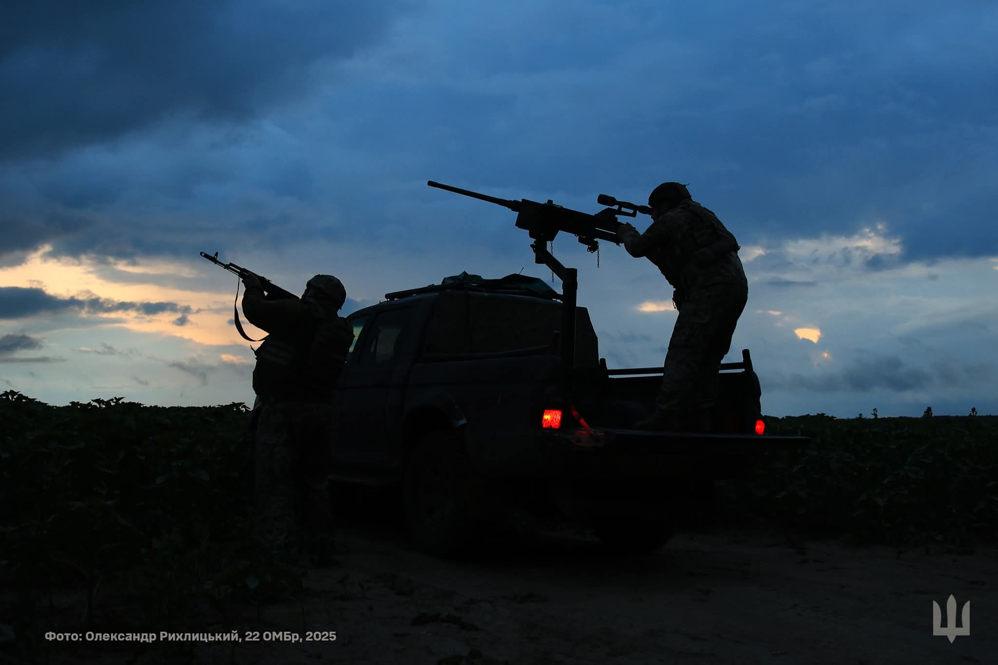 Evening anti-aircraft gunners of 22nd OMBr defend front