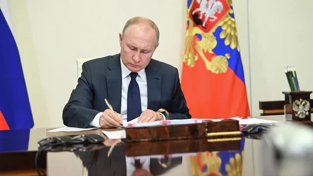 Putin speeds up annexation of Ukrainian lands