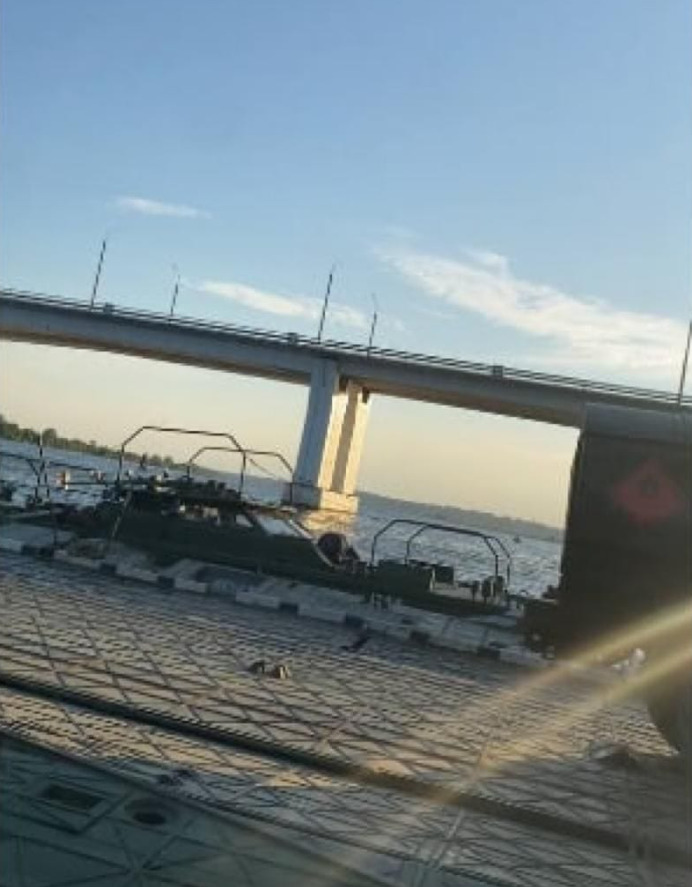 Russian occupiers lay pontoons instead of Antonivskyi Bridge