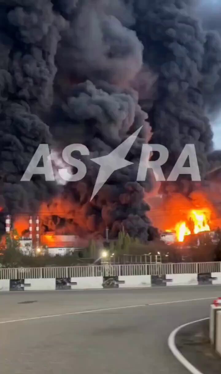 Tuapse Refinery Fire Spreads to Residential Building, Oil Floods Streets