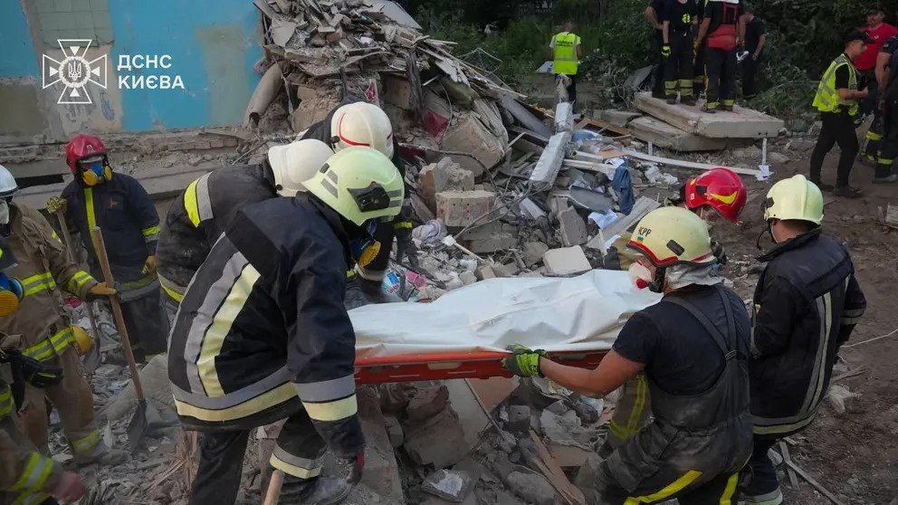 Rescuers retrieve girl’s body in Kyiv missile strike