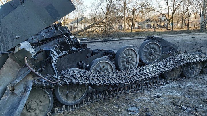 Fighting around Mykolaiv and Russian advances near Berdyansk (12 words max)