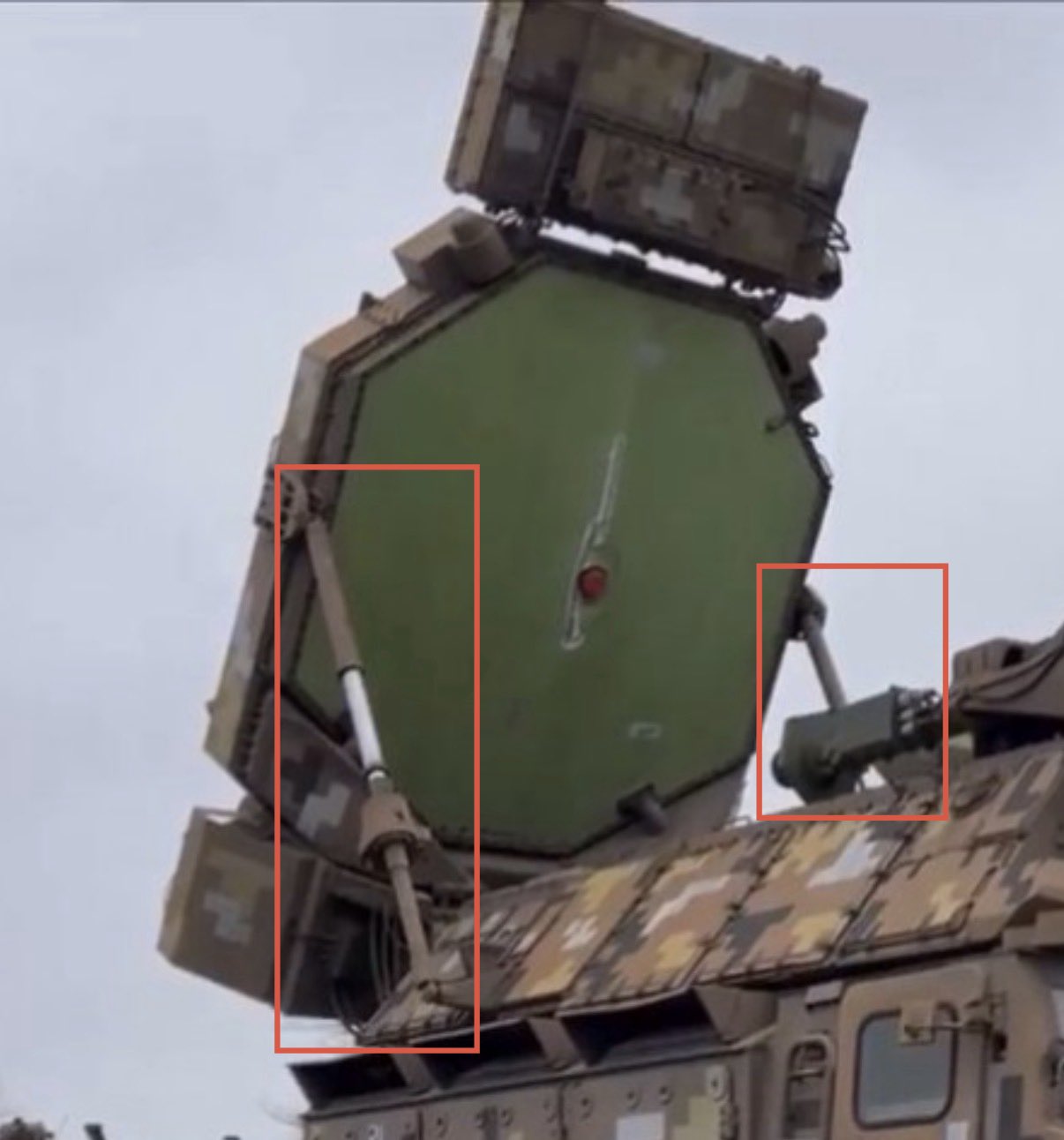 S-300V radar identified as a decoy, structural differences noted
