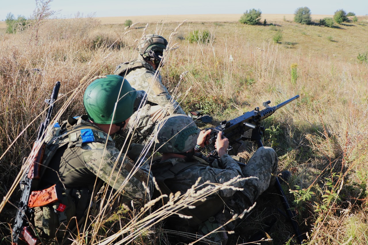 To be a machine-gunner: setting up a position and operating a heavy machine gun