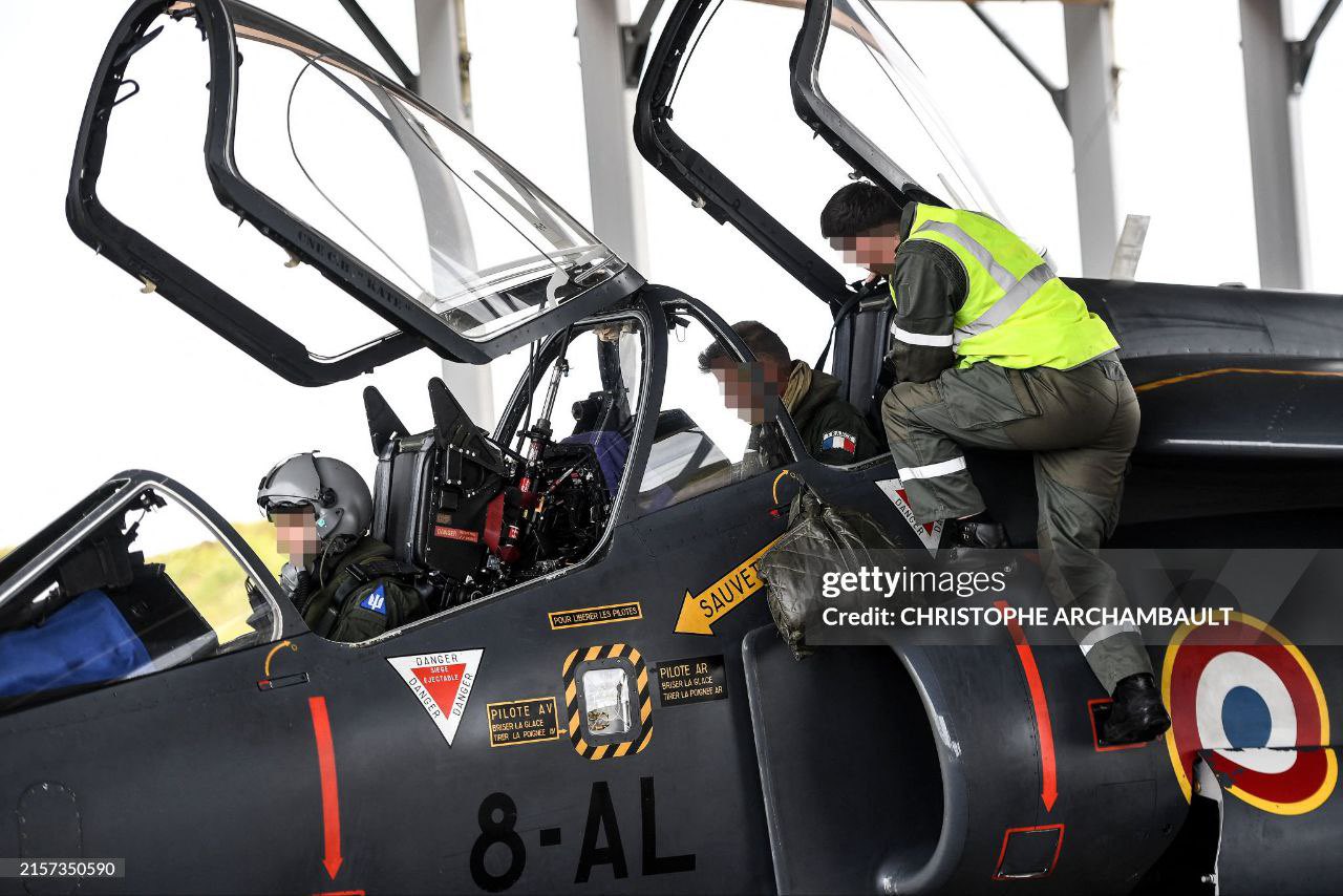 Ukrainian pilots train on Alpha Jet in France
