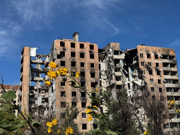 Vuhledar: Ruined town, unburied graves, a year after Russian capture