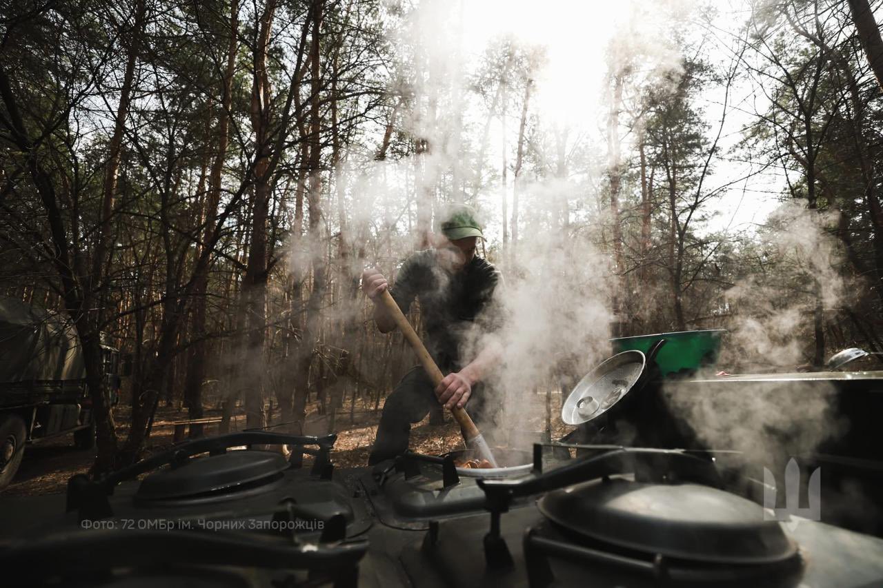 72nd Mechanized Brigade enjoys borsch