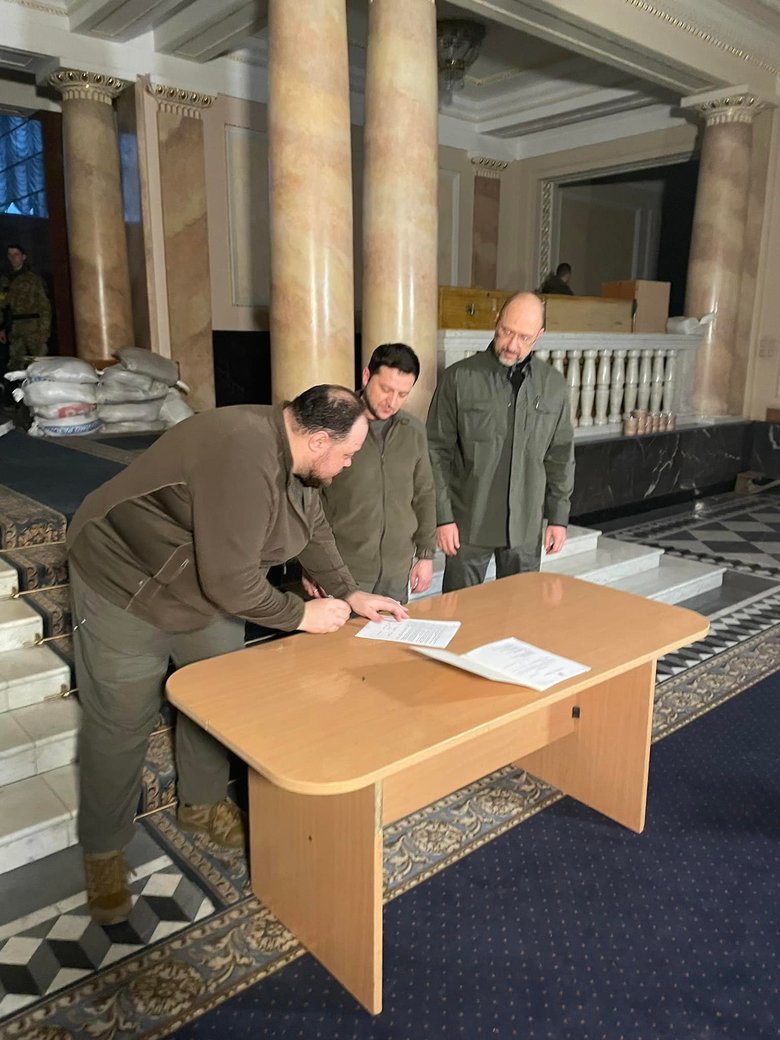 Zelenskiy signed Ukraine’s bid for EU membership
