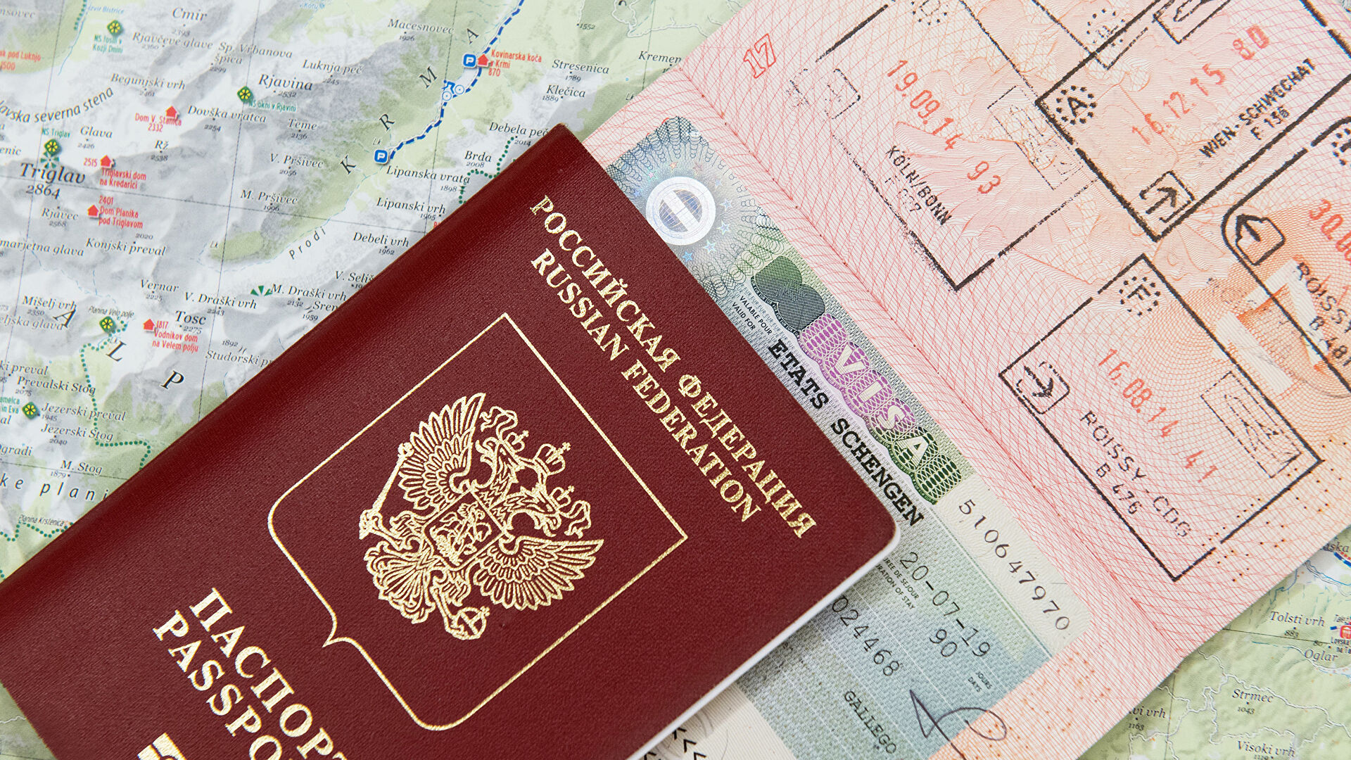Poland bans issuing visas to Russian citizens