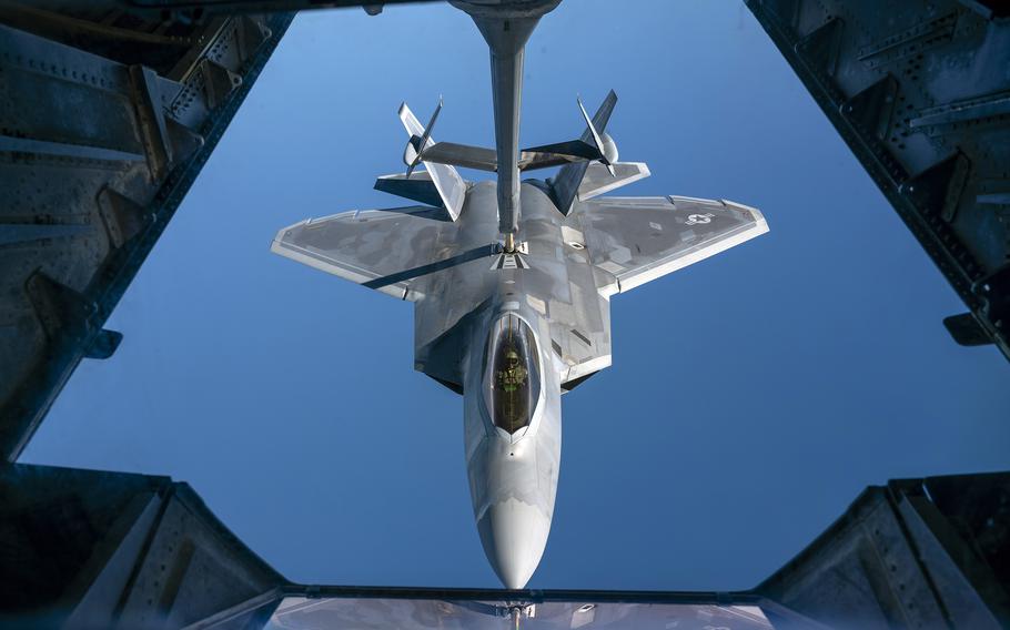 US Deploys Six F-22 Raptors to Poland