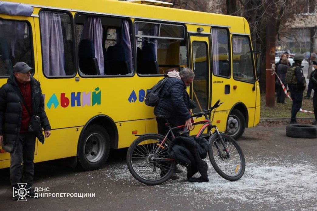 Dnipropetrovsk: school bus damaged by Russian attack