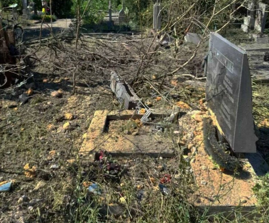 Occupants struck a cemetery in Kherson in the morning