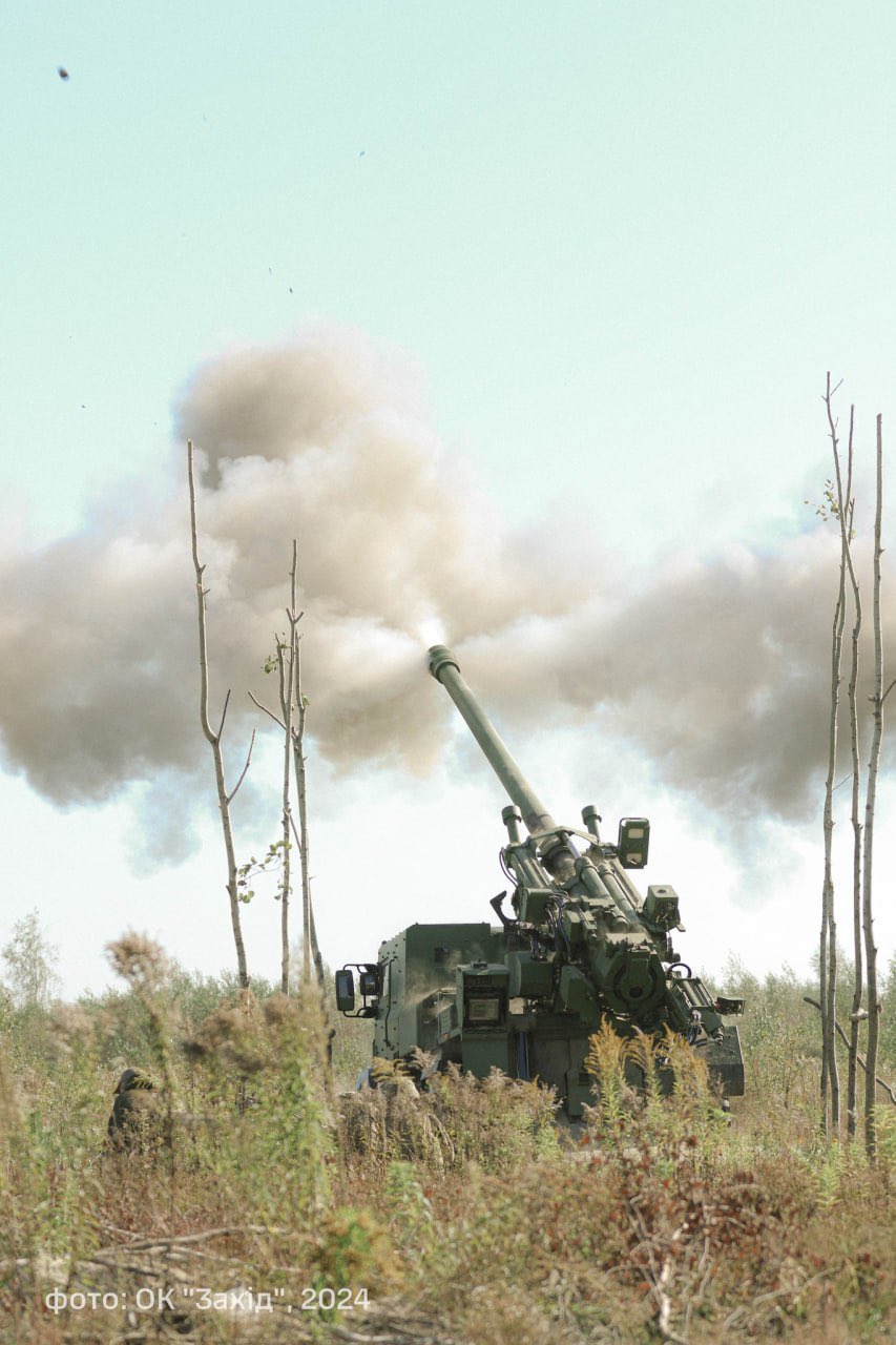 Ukrainian artillerymen train with French CAESAR howitzer