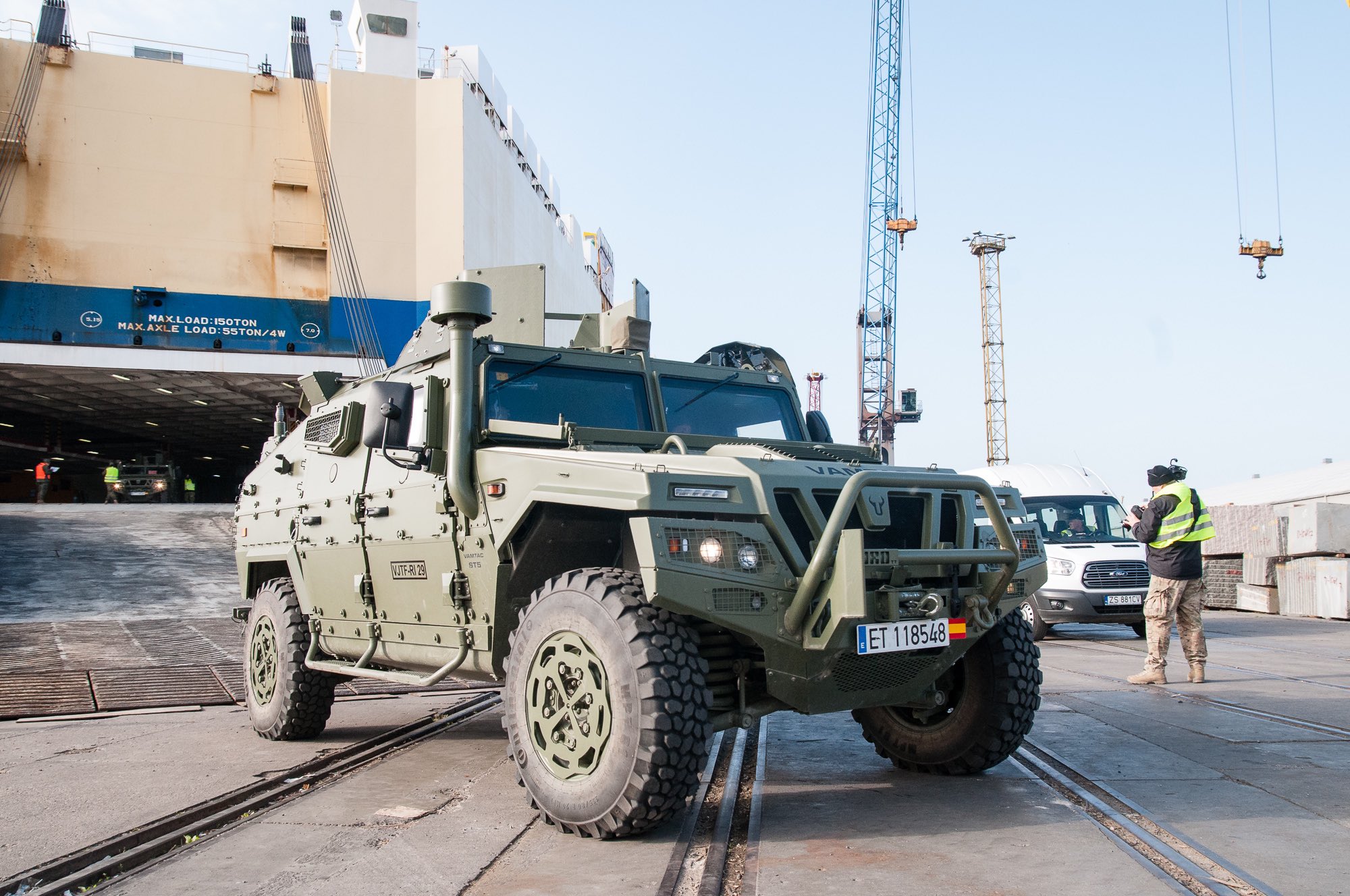 Spain delivers VAMTAC armored vehicles to the APU