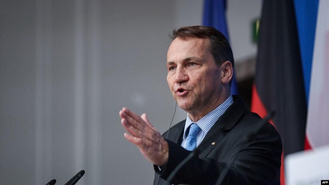 Sikorski criticizes Russian strikes despite Trump