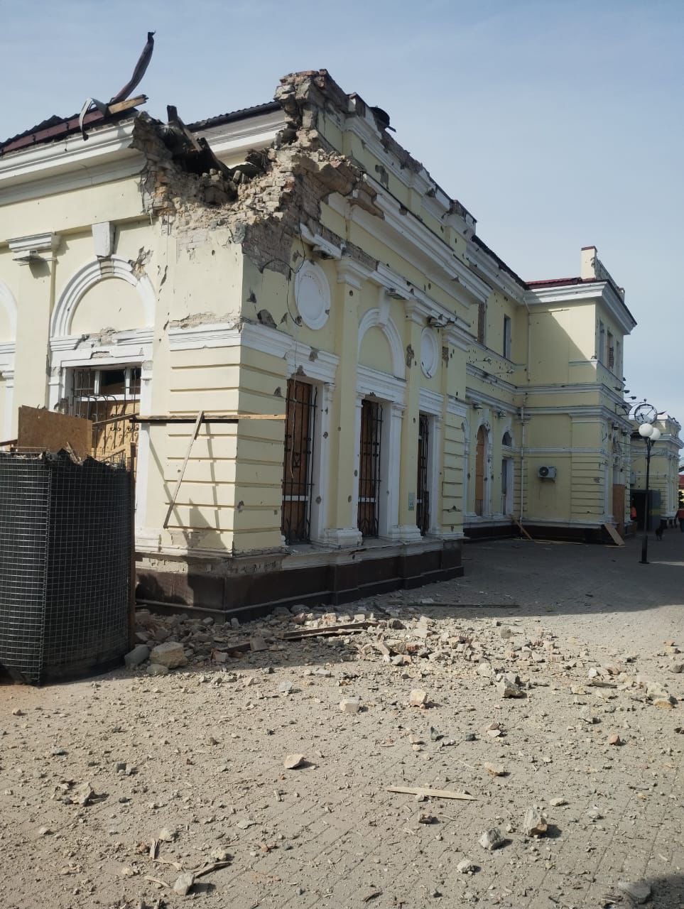 Kherson train station shelled by Russia this morning