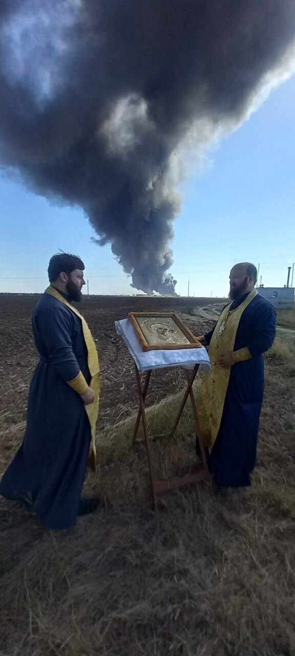 Russian Orthodox priests “help” extinguish oil depot fire in Rostov region