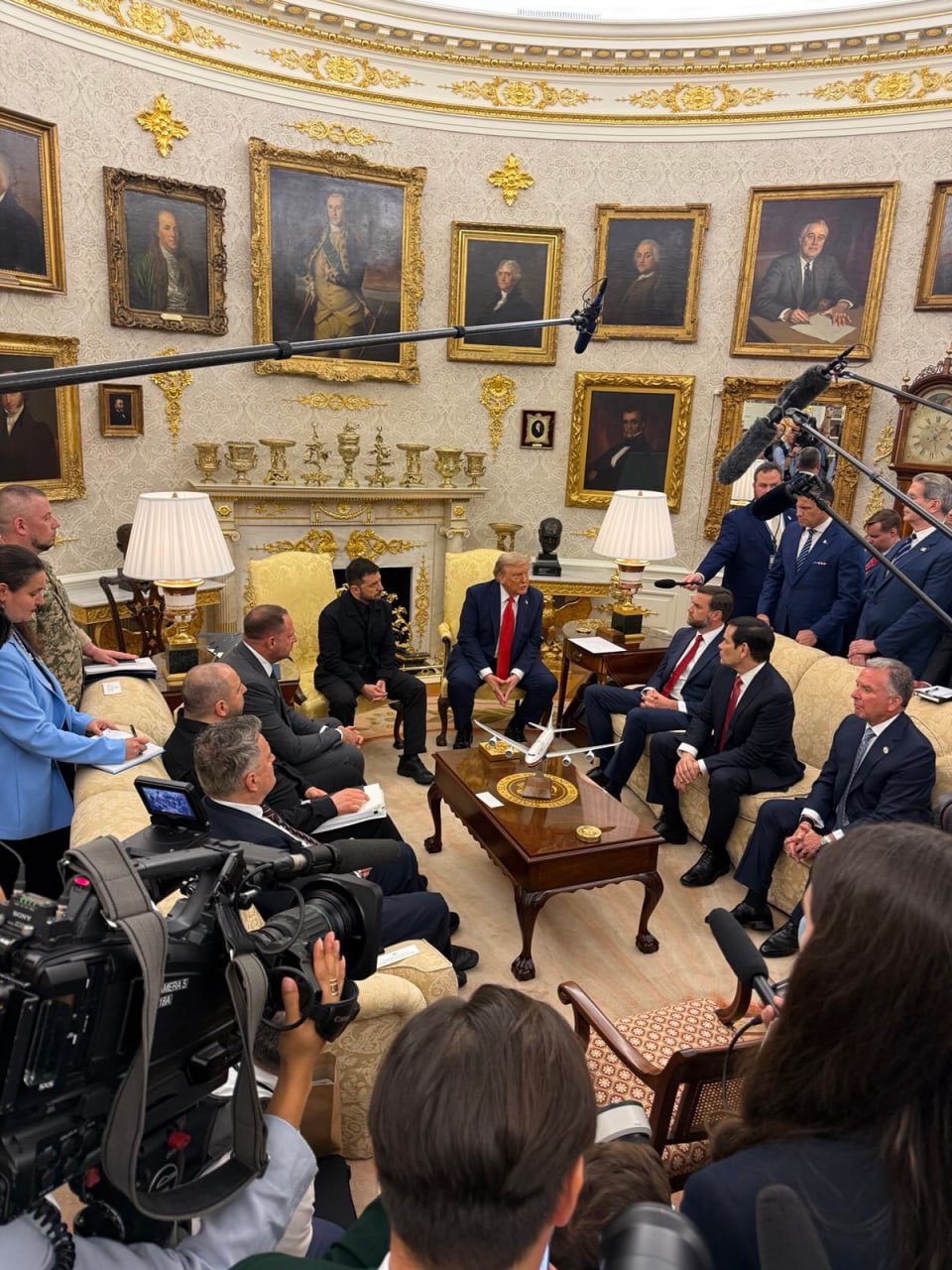 Official photos of Trump-Zelensky meeting released