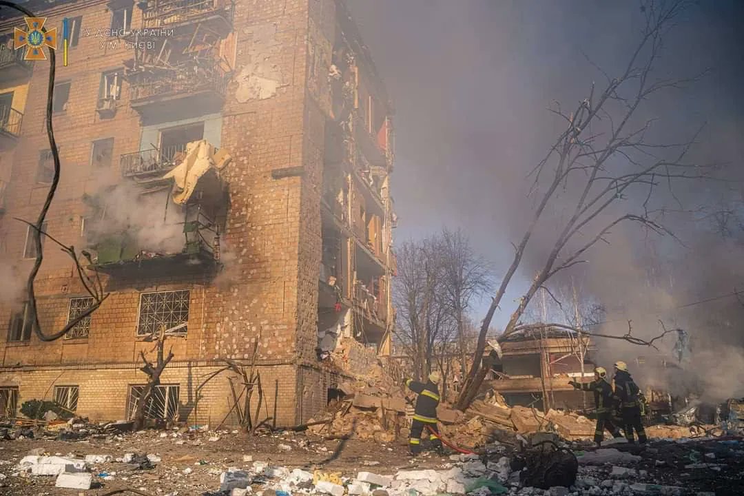 Frappes russes détruisent un quartier résidentiel à Kyiv