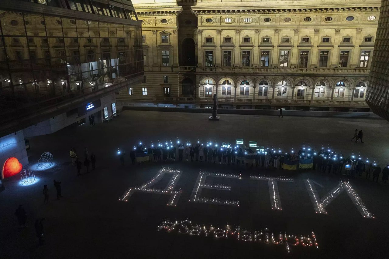 Czech candle ‘Children’ inscription supports Mariupol theatre victims