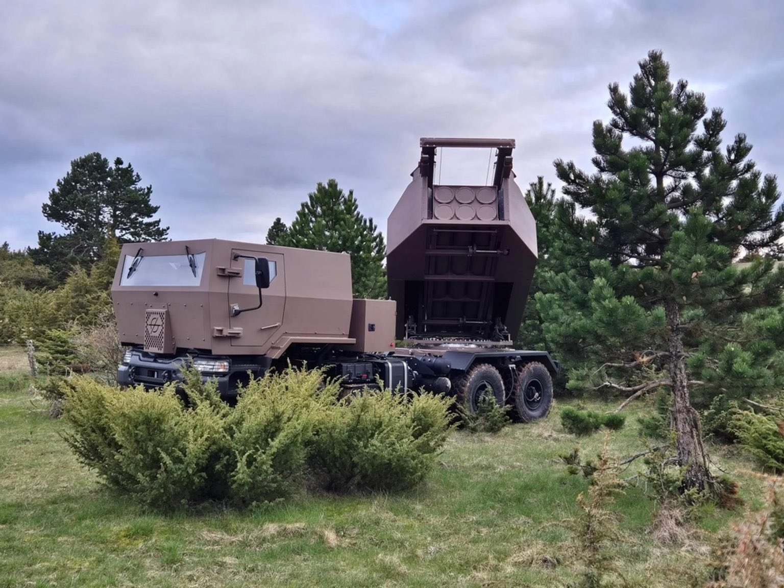France unveils its “100% French-made” MLRS Foudre, a Himars alternative.