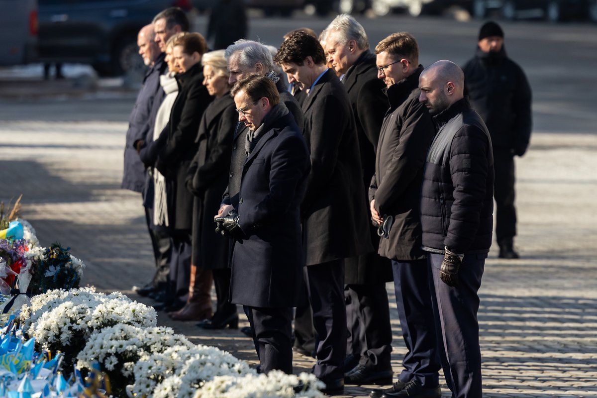 Leaders honor fallen Ukrainian defenders