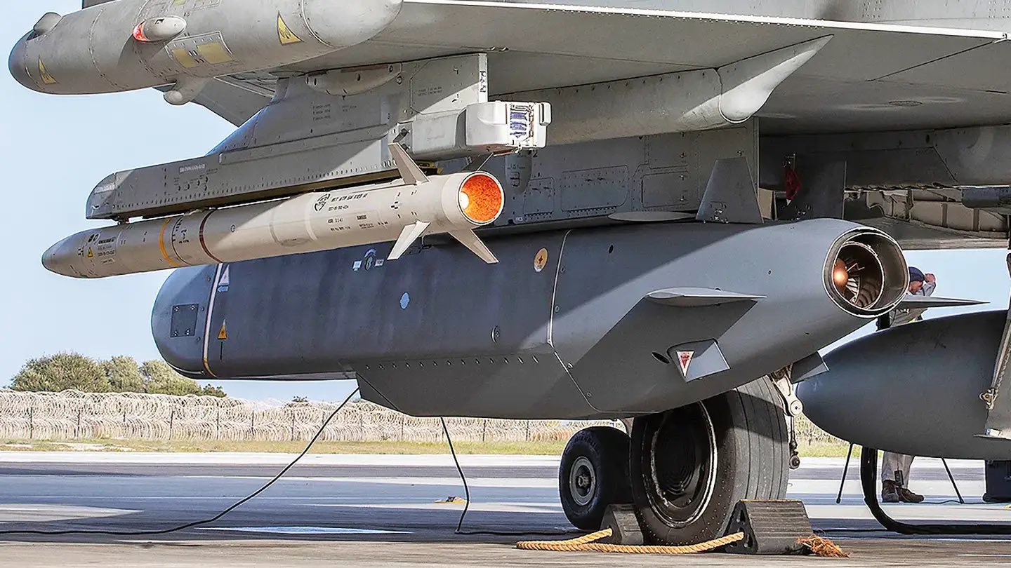 Presumed Storm Shadow launches toward Crimea and Bridge
