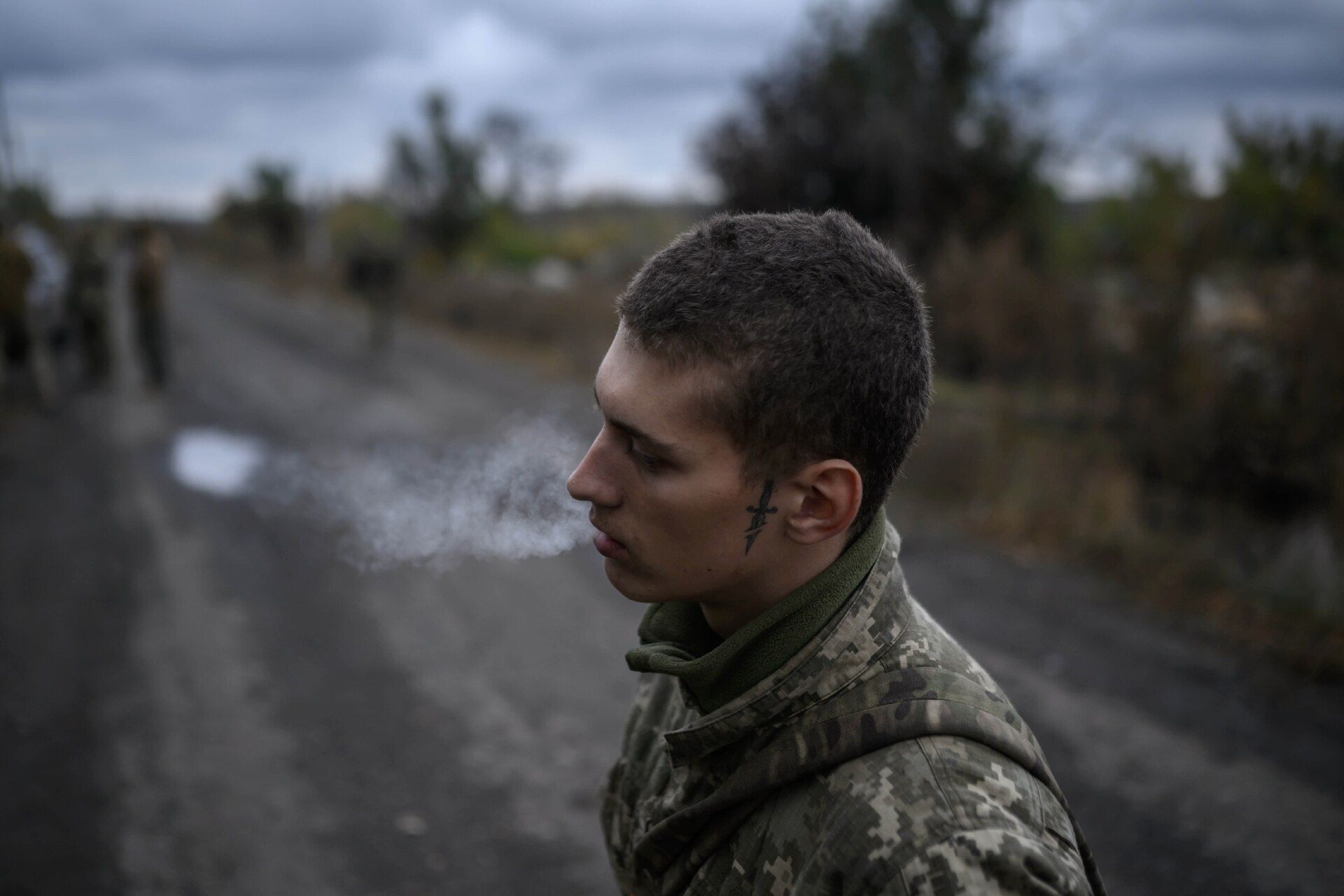 Jeune soldat ukrainien perd sa virginité à la guerre