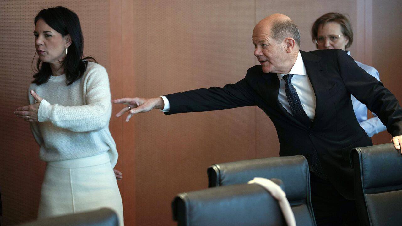 Baerbock walks out, refuses photo with Scholz over Ukraine aid